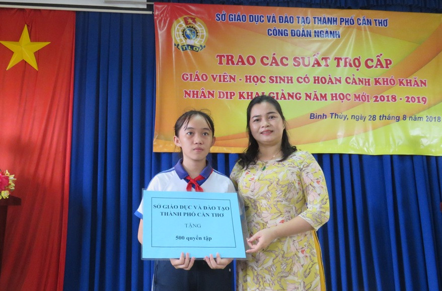 Bà Trần Hồng Thắm - Giám đốc Sở GD&ĐT TP Cần Thơ trao quà cho HS hoàn cảnh khó khăn