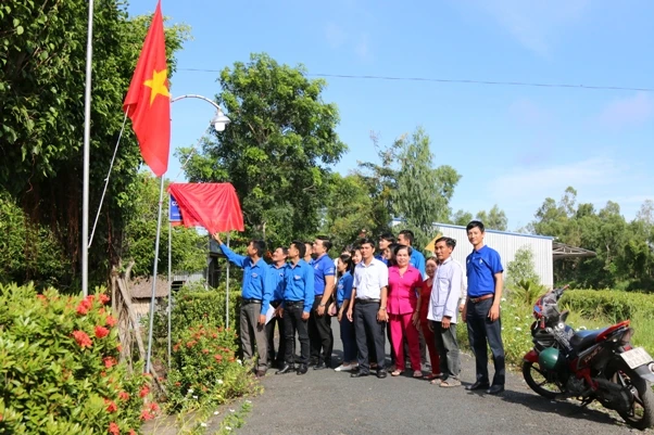 Đại diện Tỉnh đoàn Kiên Giang, Huyện đoàn An Minh, Trường ĐH Kiên Giang khánh thành công trình thanh niên “Thắp sáng đường quê”