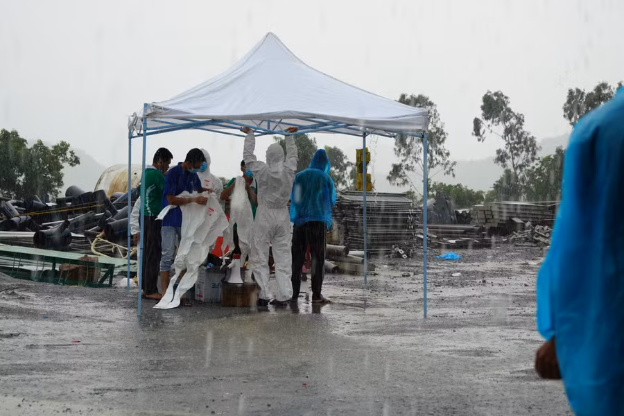 Mặc đồ bảo hộ trước khi vào ca.