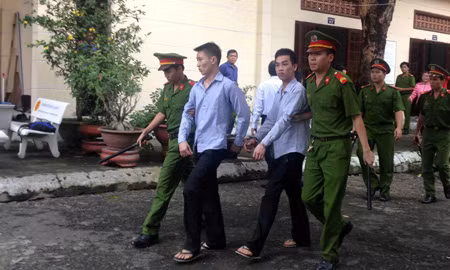 Hai bị cáo sau phiên tòa.