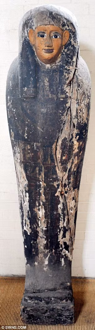 Nắp quan tài có nhiều chữ tượng hình bị mờ do tác động của thời gian.