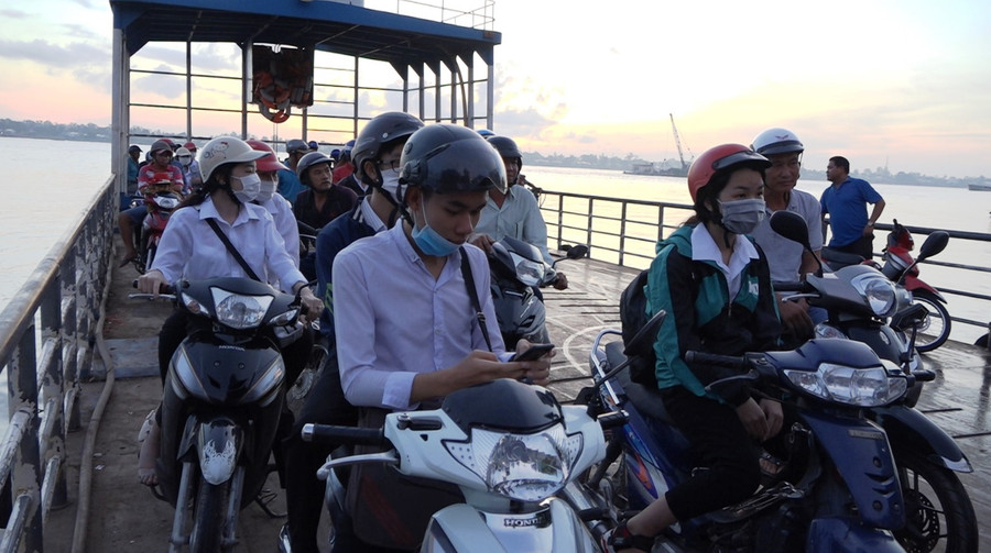 Các bến đò ngang sông ở huyện Hồng Ngự tăng chuyến và rút ngắn thời gian đỗ bến để thí sinh kịp thời gian đi thi
