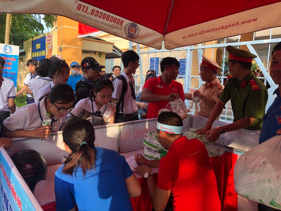 Tình nguyện viên tiếp sức thí sinh quận Ô Môn