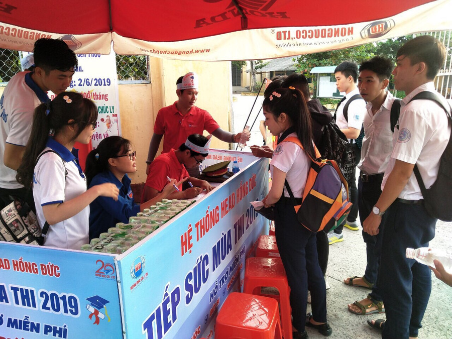 Các thí sinh được hỗ trợ nước uống và thức ăn nhẹ trước giờ vào trường thi