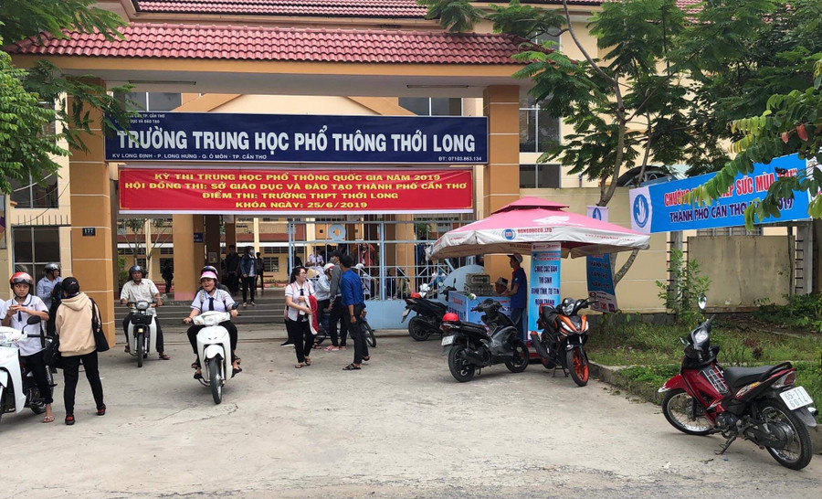 Túc trực tại các điểm thi để hỗ trợ thí sinh
