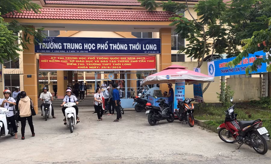 Túc trực tại các điểm thi để hỗ trợ thí sinh