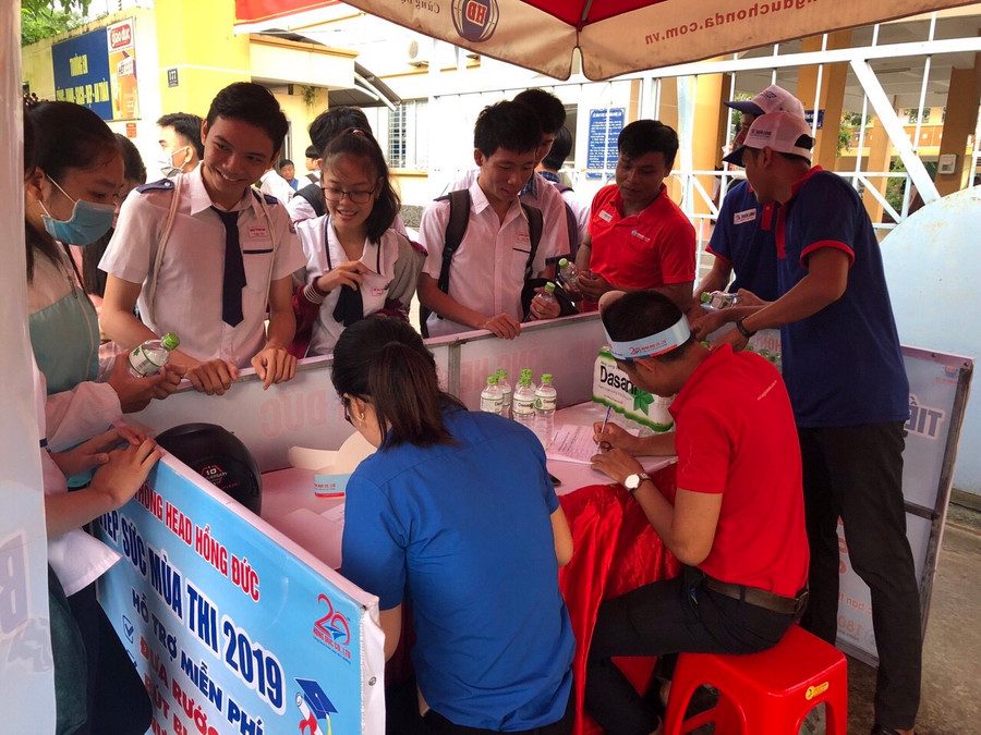 Các anh, chị tình nguyện viên là chỗ dựa vững chắc cho thí sinh trong suốt mùa thi