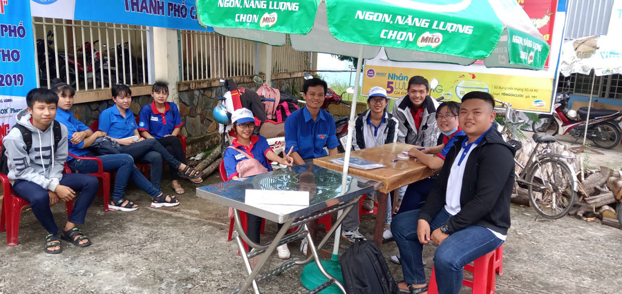 Thí sinh tại điểm thi THPT Thới Long (quận Ô Môn) được hỗ trợ