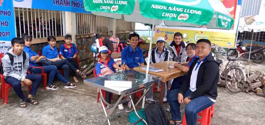 Thí sinh tại điểm thi THPT Thới Long (quận Ô Môn) được hỗ trợ