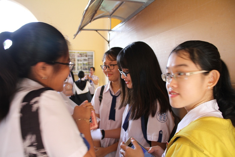 Thí sinh trao đổi sau khi thi môn Toán