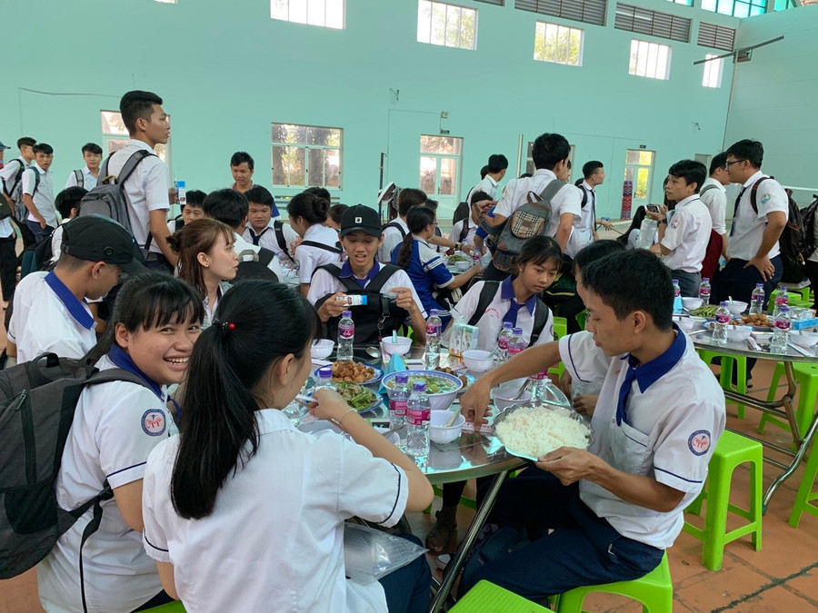 Bữa cơm nóng hổi dành cho các sĩ tử sau khi thi môn Ngữ văn Bữa cơm nóng hổi dành cho các sĩ tử sau khi thi môn Ngữ văn