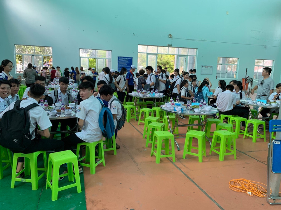 Bữa cơm ấm lòng sĩ tử giúp các thí sinh xa nhà yên tâm dự thi Bữa cơm ấm lòng sĩ tử giúp các thí sinh xa nhà yên tâm dự thi