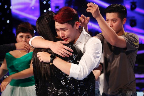 Nguyễn Duy khóc nức nở khi tâm sự với ca sỹ Thu Minh.