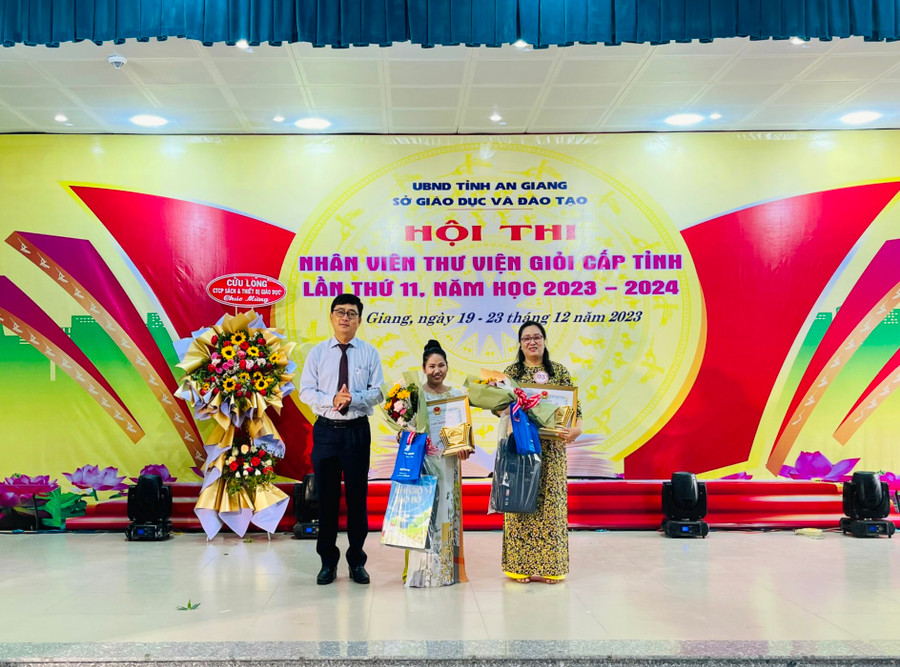 Ông Nguyễn Quốc Khanh - Phó Giám đốc Sở GD&ĐT An Giang, Trưởng ban Tổ chức Hội thi trao 2 giải Nhất cho thí sinh đoạt giải. Ông Nguyễn Quốc Khanh - Phó Giám đốc Sở GD&ĐT An Giang, Trưởng ban Tổ chức Hội thi trao 2 giải Nhất cho thí sinh đoạt giải.