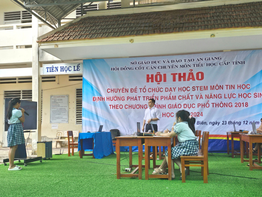 Giáo viên và học thực hiện tiết dạy minh họa tại Hội thảo. Giáo viên và học thực hiện tiết dạy minh họa tại Hội thảo.