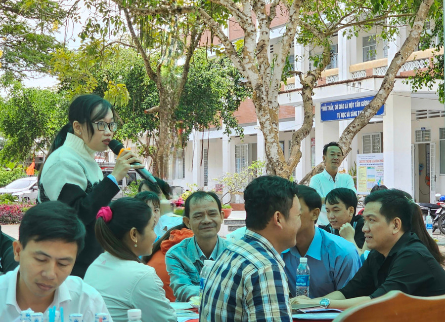 Đại biểu chia sẻ những thuận lợi và khó khăn trong thực hiện nhiệm vụ giảng dạy tại cơ sở. Đại biểu chia sẻ những thuận lợi và khó khăn trong thực hiện nhiệm vụ giảng dạy tại cơ sở.