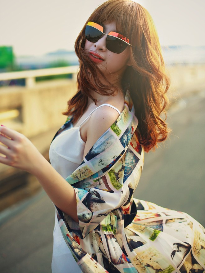 Trang phục hiện đại mang lại đánh giá cao về gu thẩm mỹ cho người đẹp điện ảnh. Angela Phương Trinh để tóc mái ngang lạ lẫm xuống phố