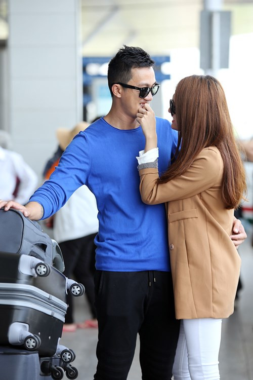 Hương Giang Idol "khóa môi" bạn trai Việt kiều tại sân bay ảnh 6 Hương Giang Idol hôn bạn trai Việt kiều tại sân bay - 6