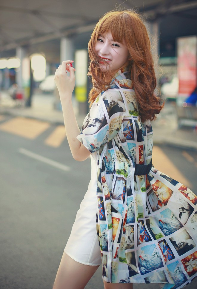 Sau đêm chung kết Bước nhảy hoàn vũ 2015, Phương Trinh trở lại với công việc thường ngày và tham gia chụp ảnh thời trang mới. Bộ ảnh vừa hoàn thiện cho thấy vẻ ngoài sành điệu và năng lượng làm việc của "bà mẹ nhí" không thay đổi. Angela Phương Trinh để tóc mái ngang lạ lẫm xuống phố