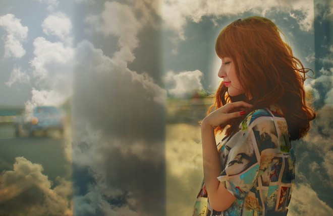 Mỗi lần giới thiệu hình ảnh mới đến công chúng, Phương Trinh luôn biết cách tạo điểm nhấn ấn tượng bằng trang phục hoặc lối diễn xuất cuốn hút. Lần này, cô quyết định thay đổi màu tóc với tông vàng nâu và mái bằng lạ mắt. Angela Phương Trinh để tóc mái ngang lạ lẫm xuống phố