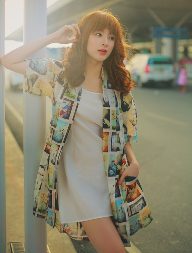 Nữ ca sĩ - người mẫu chứng tỏ gu thời trang đường phố ổn định với set trang phục hiện đại, năng động. Cô diện váy suông voan mỏng, bên ngoài là áo khoác nhẹ có họa tiết nổi bật. Angela Phương Trinh để tóc mái ngang lạ lẫm xuống phố