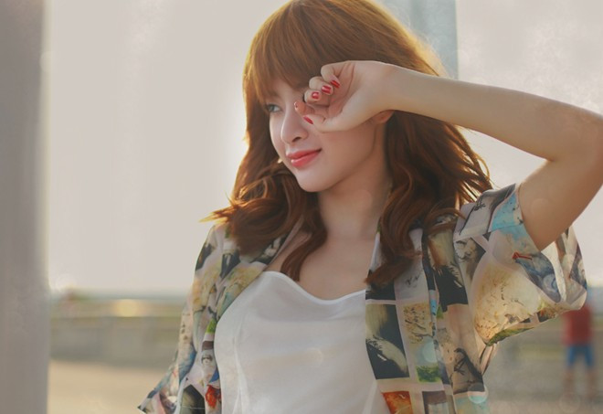 Phương Trinh diễn xuất tự nhiên trong từng khung ảnh. Angela Phương Trinh để tóc mái ngang lạ lẫm xuống phố