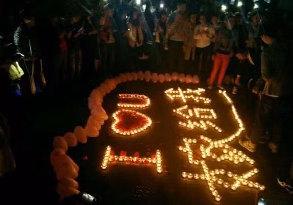 Chàng trai quỳ gối dâng nhẫn kim cương cho bạn gái và cái kết không ngờ