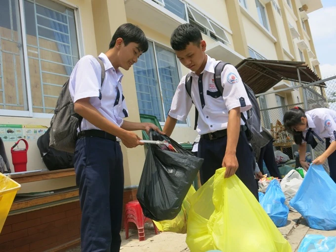 HS Trường THPT chuyên Lý Tự Trọng (TP Cần Thơ) phân loại rác thải sau giờ học