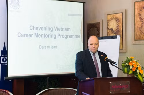 Ông Stephen Taylor, Trưởng Bộ phận Chính trị, Đaị sứ quán Anh tại Hà Nội phát biểu tại sự kiện