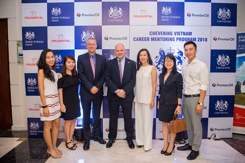 Đại diện Đại sứ quán Anh cùng các cựu sinh viên, doanh nghiệp tại sự kiện