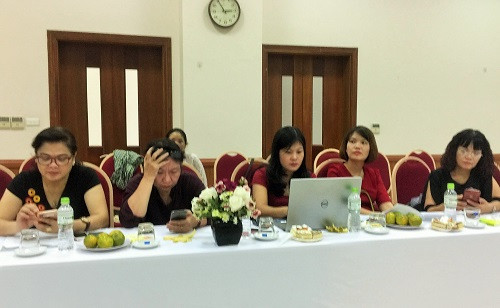 Các nhà báo và thành viên Hội Nữ trí thức Việt Nam tham dự buổi họp báo Các nhà báo và thành viên Hội Nữ trí thức Việt Nam tham dự buổi họp báo