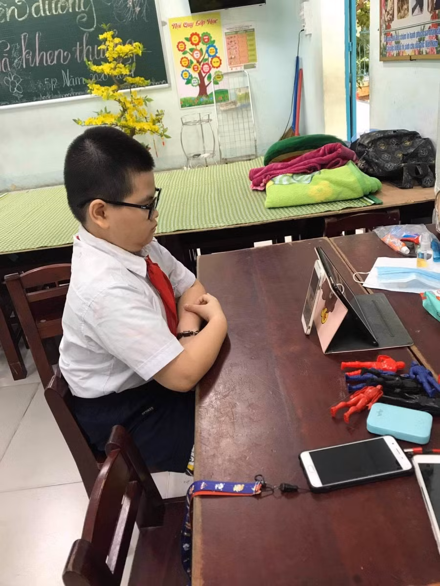 Học sinh Trường Tiểu học Lê Lai theo dõi Lễ khai giảng trực tuyến trong khu giãn cách mà gia đình đang tá túc