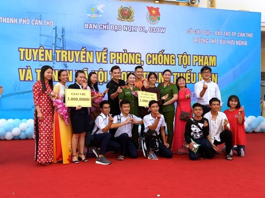 Trao thưởng các tiểu phẩm tuyên truyền kiến thức phòng chống ma túy, tệ nạn xã hội của HS Trao thưởng các tiểu phẩm tuyên truyền kiến thức phòng chống ma túy, tệ nạn xã hội của HS