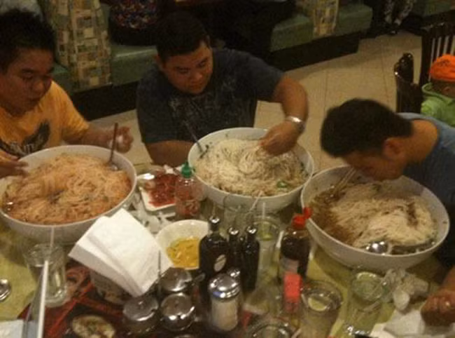 Ông nào ăn không hết thì trả tiền cho tất cả mọi người nhé.