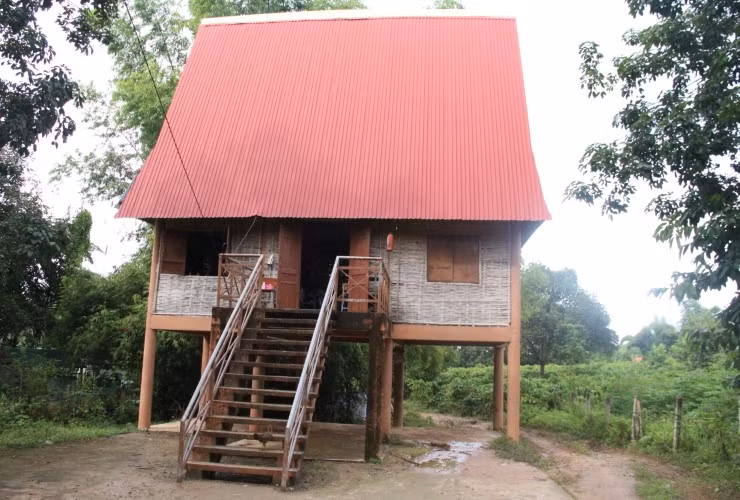 Căn nhà rông ở thôn Măng La Klah trở thành lớp học.