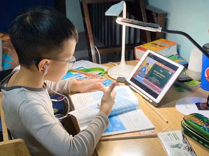 Các thiết bị phục vụ việc học của trẻ cần được phụ huynh quan tâm kiểm tra. Ảnh minh họa 