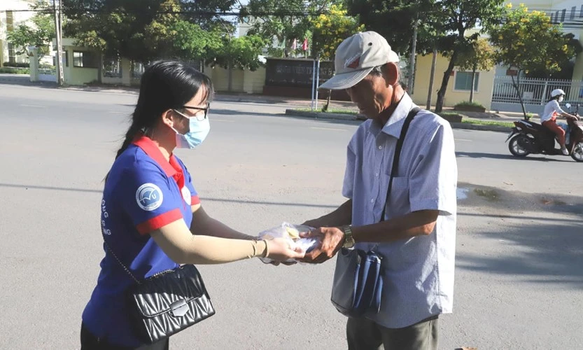 SV Trường ĐH Trà Vinh tham gia hoạt động xã hội “Trao quà - lan tỏa yêu thương”.