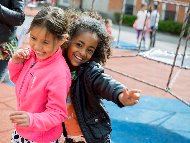 Giờ ra chơi, trẻ em đi dạo trên sân thể thao.