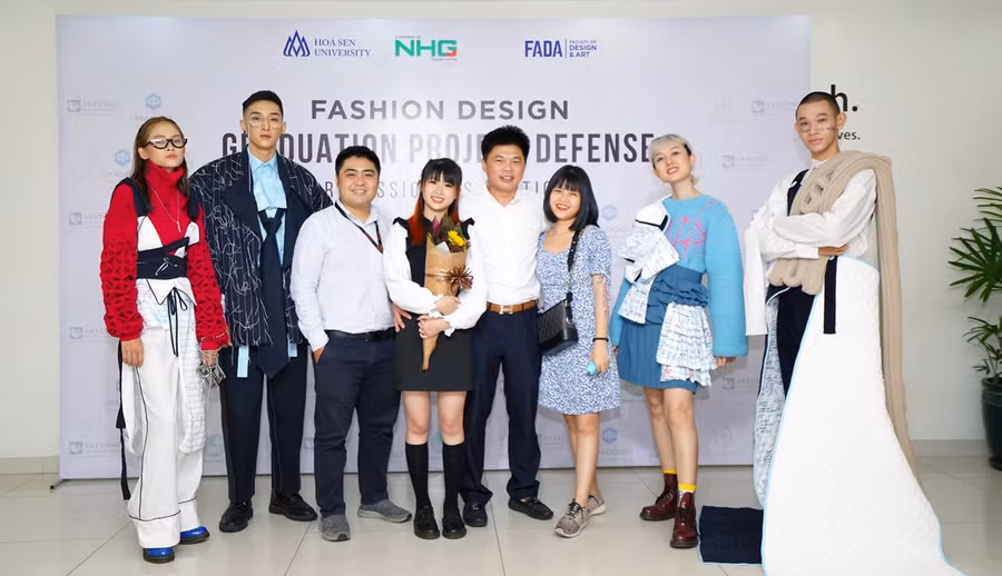 Sinh viên chụp hình cùng các người mẫu đang thể hiện cho bộ sưu tập của mình