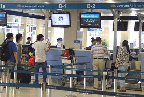 Trả lại túi xách cùng 63 triệu đồng cho khách để quên ở sân bay Nội Bài