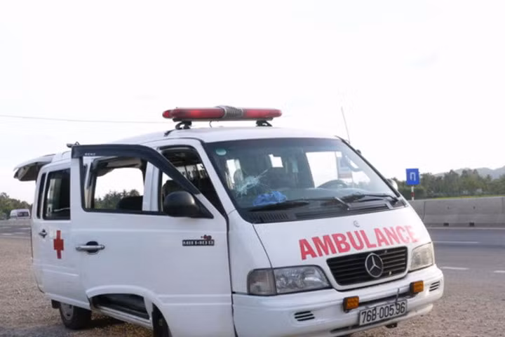 Cản xe cấp cứu chở người chết khỏi bệnh viện