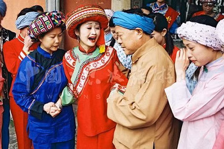 Lạ đời tục lệ cưới hỏi: Từ cưới cây chuối tới cưới… chó cưng (P.1)