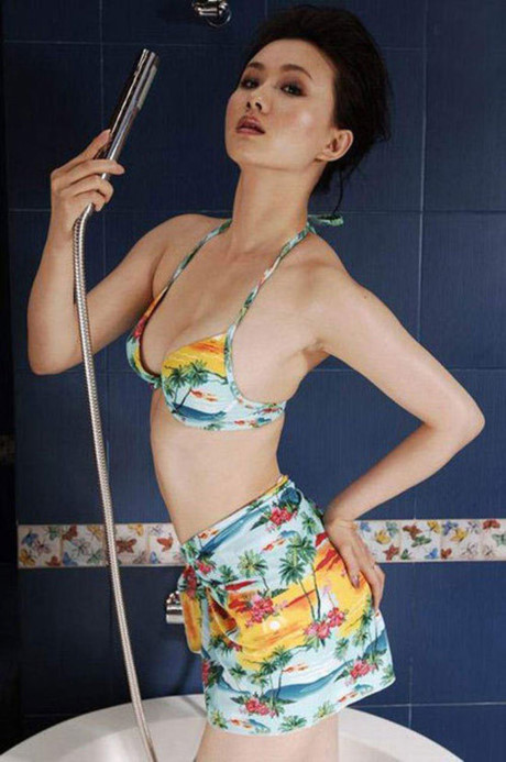 Toát mồ hôi ngắm vợ Lý Liên Kiệt mặc bikini Toat mo hoi ngam vo Ly Lien Kiet mac bikini