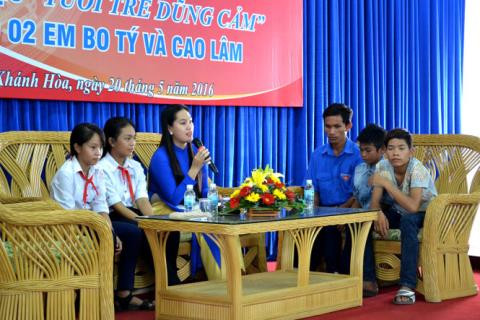 Cúu 5 nũ sinh duoi nuoc: Cau be chan bo noi gi?