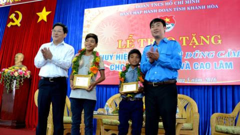 Cúu 5 nũ sinh duoi nuoc: Cau be chan bo noi gi?