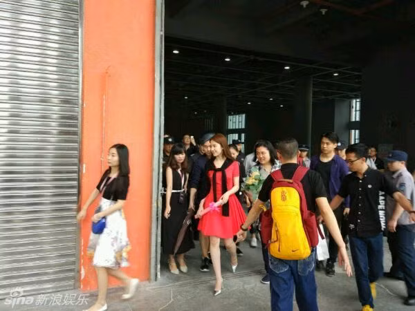 Lưu Diệc Phi được bảo vệ chắc chắn trong sự kiện tham gia vào chiều 20/5. Ảnh: Sina.
