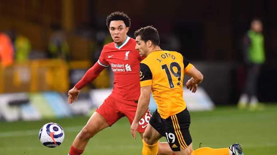Liverpool gặp nhiều khó khăn trước Wolves (Ảnh: Reuters).
