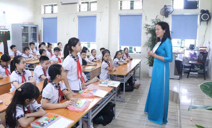 Tiết học môn Kỹ thuật của cô Bích Loan với các em học sinh lớp 4A4 Trường Tiểu học Quang Trung (TX Sơn Tây, Hà Nội). Ảnh: TG