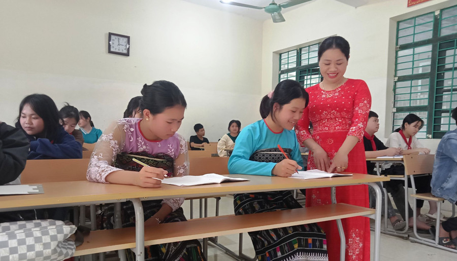Cô Tống Thị Phượng và em Lò Bảo Châm. Cô Tống Thị Phượng và em Lò Bảo Châm.