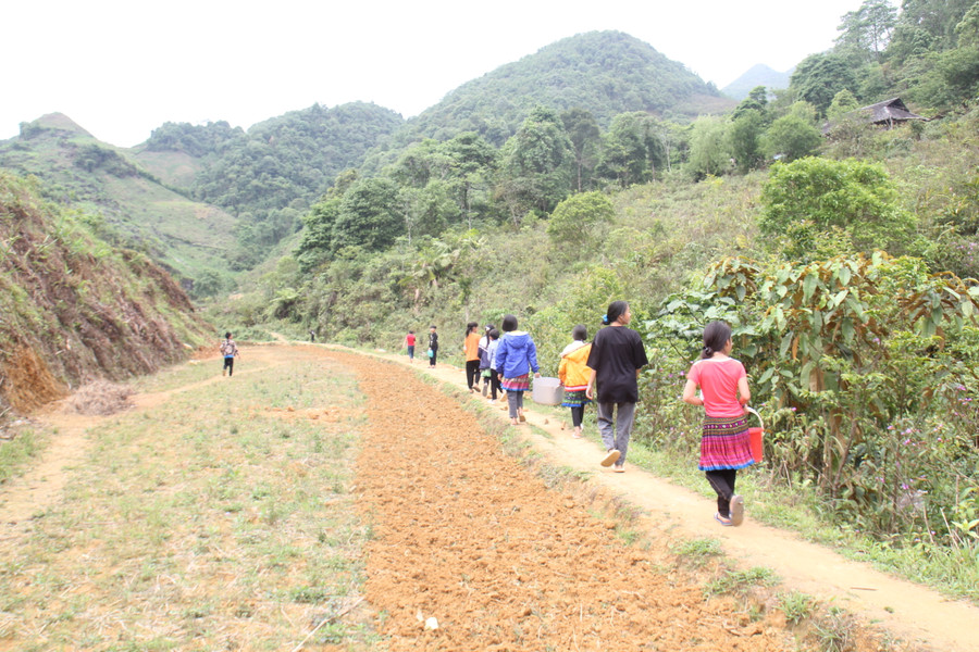 Con đường đi lấy nước của học sinh Trường PTDTBT THCS Hồng Thu.